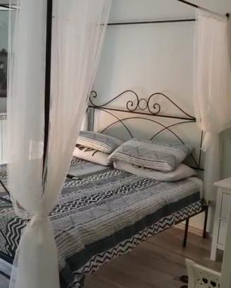 letto a baldacchino matrimoniale.
