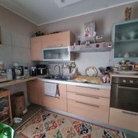 Cucina con elettrodomestici