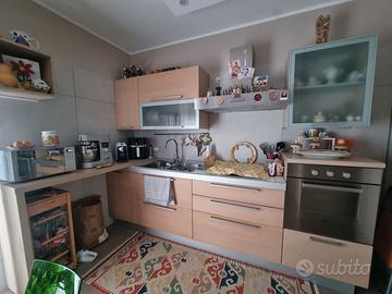 Cucina con elettrodomestici