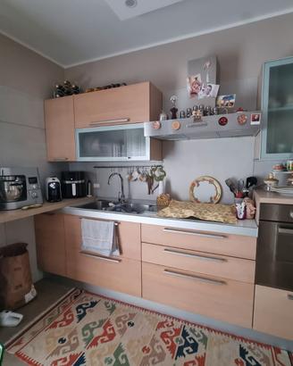 Cucina con elettrodomestici