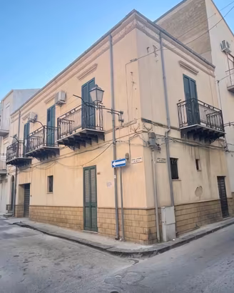 Casa indipendente con magazzino - centro Realmonte