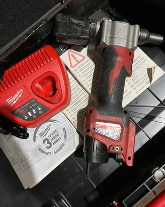 Rivettatrice Milwaukee m12