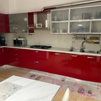 Cucina con elettrodomestici