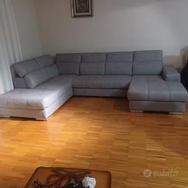 Divano nuovo elegante.