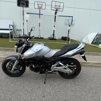 Suzuki gsr 600