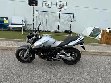 Suzuki gsr 600