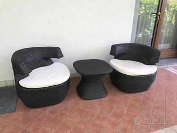 Poltrone + tavolino marca "contral" €310