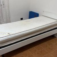 2 Letti Singoli con materassi + 1 comodino