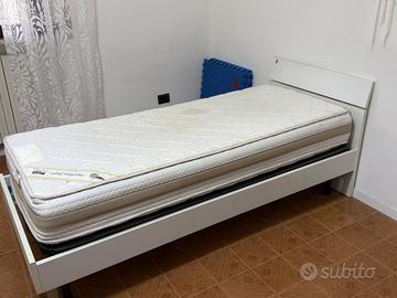 2 Letti Singoli con materassi + 1 comodino