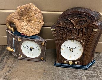 Orologio in forma radio e grammofono in materiale