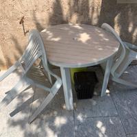 Tavolo da giardino in plastica bianco  e due sedie