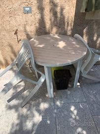 Tavolo da giardino in plastica bianco  e due sedie