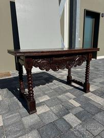 Tavolo in legno di noce
