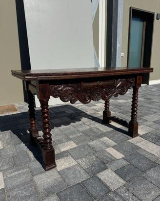 Tavolo in legno di noce