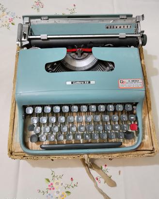 Macchina da scrivere Olivetti Lettera 22