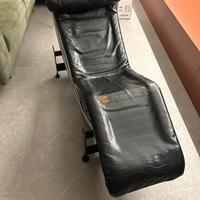 Poltrona chaise longue in pelle Le Combusier