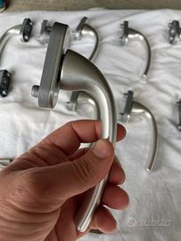 Maniglia per finestra satinata (10 pz disponibili