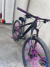 Specialized da enduro trasformata a wheelie