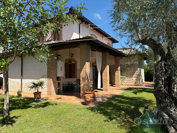 Villa indipendente con giardino e uliveto
