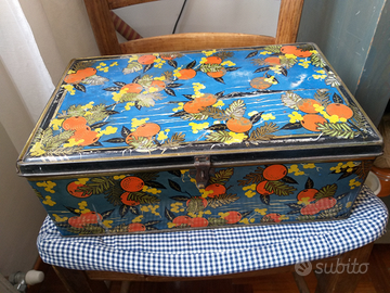 Scatole di latta vintage e di sigari