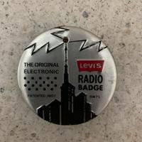 Spilla Gadget Musicale Levi’s anni ‘80