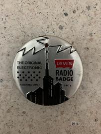 Spilla Gadget Musicale Levi’s anni ‘80