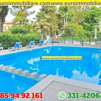 Bilocale centralissimo, fronte mare, con piscina