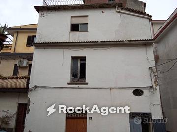 Casa indipendente di 70 m² con 3 locali e box auto