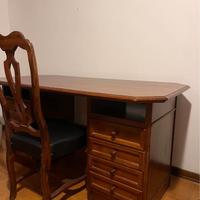 Scrivania in legno color noce con sedia