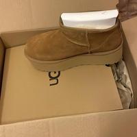 UGG stivaletti con suola platform