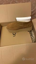 UGG stivaletti con suola platform