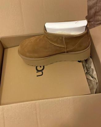 UGG stivaletti con suola platform