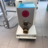 Macchina per pasta al torchio con stampi in bronzo