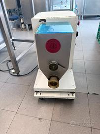 Macchina per pasta al torchio con stampi in bronzo