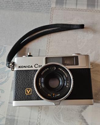 macchina fotografica Konica a rullino