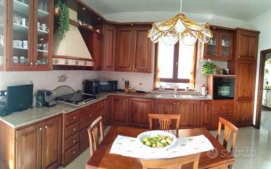 Cucina in noce massello con tavolo e sedie