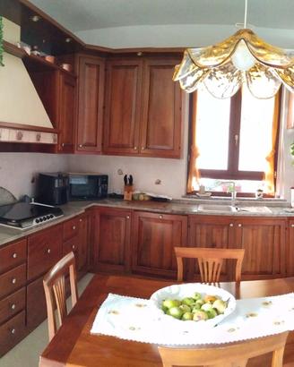 Cucina in noce massello con tavolo e sedie