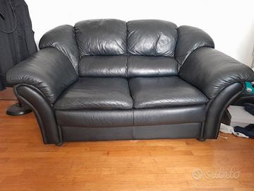 Divano in pelle a 2 posti abbondanti