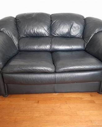 Divano in pelle a 2 posti abbondanti