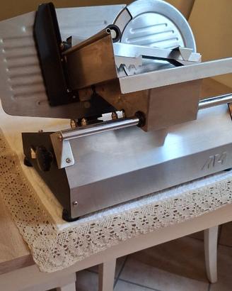 AFFETTATRICE Professionale Compatta.