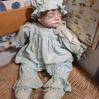 antica bambola in ceramica