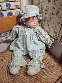 antica bambola in ceramica