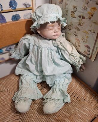 antica bambola in ceramica