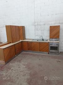 cucina angolare con elettrodomestici 