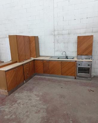 cucina angolare con elettrodomestici 