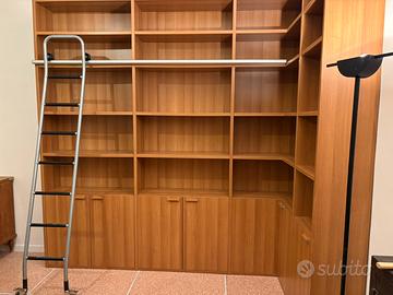 Libreria noce con sportelli e guida per scala