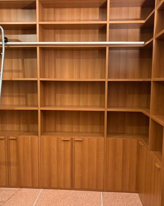 Libreria noce con sportelli e guida per scala