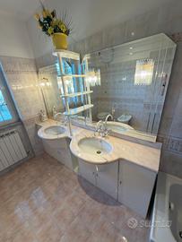 Mobile bagno con doppio lavabo in marmo e specchio
