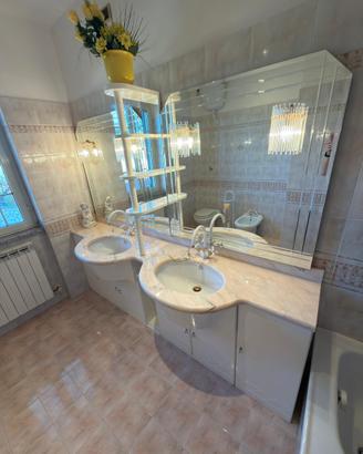 Mobile bagno con doppio lavabo in marmo e specchio