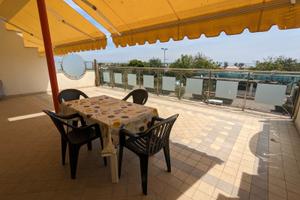 1-10 agosto: fronte mare con terrazzo e p.auto